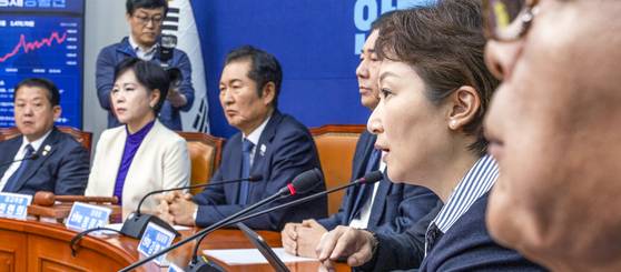 더불어민주당 이언주 최고위원이 24일 국회에서 열린 최고위원회의에서 이날 예정된 당무위원회에서 논의될 '당원 1인 1표제' 관련해 제고 요청을 하는 발언을 하고 있다. 연합뉴스