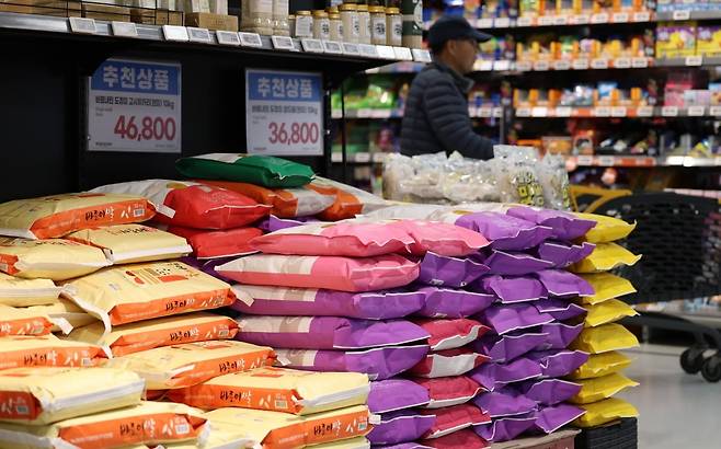 서울의 한 대형마트에서 장을 보는 고객들. 뉴스1