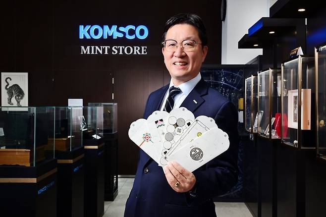 화폐 부산물로 만든 '돈봉투'를 소개하고 있는 성창훈 한국조폐공사 사장. 사진=이승재 한경매거진앤북 기자