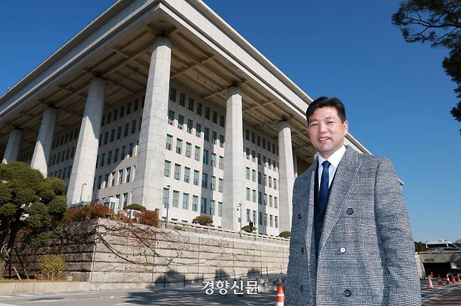 12·3 비상계엄 당시 우원식 국회의장을 경호한 김성록 국회경비대 의장경호대장이 지난 19일 오전 국회 본관 앞에서 경향신문과 인터뷰에 앞서 포즈를 취하고 있다. 정지윤 선임기자