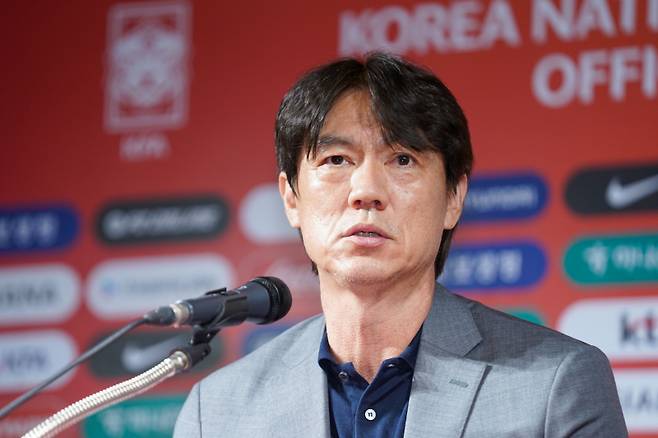 홍명보 축구 국가대표팀 감독이 지난 8월25일 서울 종로구 축구회관에서 9월 A매치 2연전에 나설 대표팀 명단을 발표하고 있다. 유희태 기자