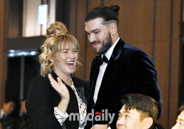 한화 폰세가 24일 오후 서울 잠실 롯데호텔 월드에서 진행된 '2025 KBO 시상식'에서 MVP에 호명된 뒤 아내와 기쁨을 나누고 있다. 'KBO 시상식'은 퓨처스리그 투·타 개인 부문별 1위 선수 시상을 시작으로 KBO 리그 투·타 개인 부문별 1위 선수, KBO 심판상, 각 포지션별 KBO 수비상, 신인상 및 MVP 시상으로 진행된다./잠실 = 송일섭 기자