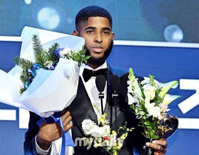 삼성 디아즈가 24일 오후 서울 잠실 롯데호텔 월드에서 진행된 '2025 KBO 시상식'에서 수비상 1루수 부문을 수상하고 있다. 'KBO 시상식'은 퓨처스리그 투·타 개인 부문별 1위 선수 시상을 시작으로 KBO 리그 투·타 개인 부문별 1위 선수, KBO 심판상, 각 포지션별 KBO 수비상, 신인상 및 MVP 시상으로 진행된다./마이데일리