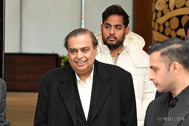 ‘아시아 최대 부호’ 무케시 암바니 인도 릴라이언스 그룹 회장과 장남인 아카시 암바니(하얀색 패딩점퍼 착용) 릴라이언스 지오 인포컴 이사회 의장이 25일 서울 강서구 김포공항 비즈니스항공센터를 통해 입국하고 있다. 이날 암바니 회장은 이재용 삼성전자 회장과 삼성전자 주요 사업장을 둘러본 뒤 서울에서 만찬을 가졌다. 이상섭 기자