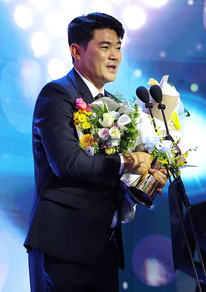 SSG 노경은이 24일 서울 롯데호텔월드 크리스탈볼룸에서 열린 ‘2025 신한 SOL 뱅크 KBO 시상식’에서 홀드상을 수상한 뒤 소감을 밝히고 있다. 사진제공|KBO