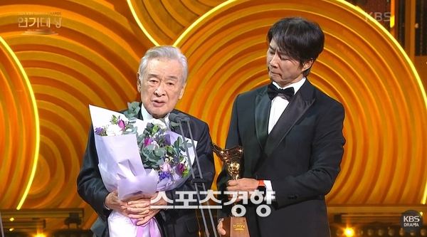 배우 이순재(왼쪽)이 KBS 연기대상에서 대상을 받고 수상소감을 하고 있다. KBS 연기대상 화면 갈무리