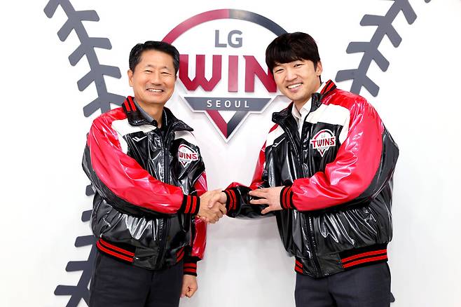 ▲ LG스포츠 김인석 대표이사와 박해민(오른쪽). ⓒ LG 트윈스