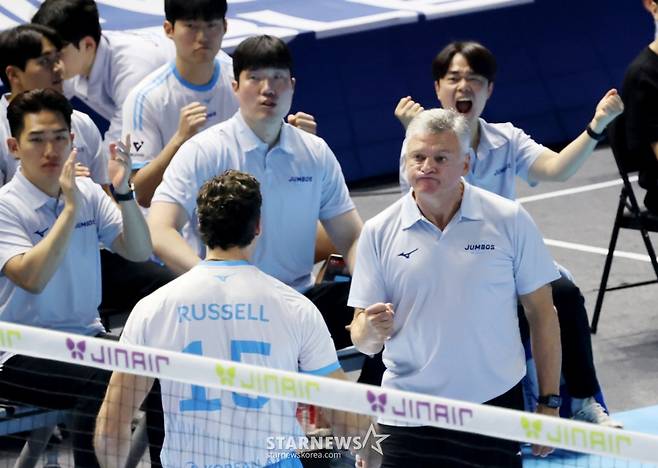 대한항공 헤난 감독이 25일 인천 계양체육관에서 열린 2025-2026 진에어 V리그 대한항공과 KB손해보험과의 경기에서 공격을 성공한 러셀에 환호하고 있다. /사진=강영조 선임기자