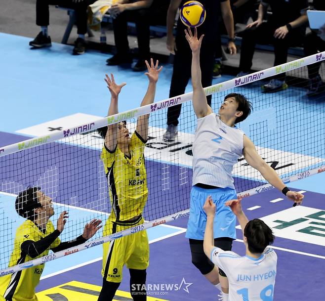 대한항공 최준혁이 25일 인천 계양체육관에서 열린 2025-2026 진에어 V리그 대한항공과 KB손해보험과의 경기에서 한선수와 속공을 시도하고 있다. /사진=강영조 선임기자