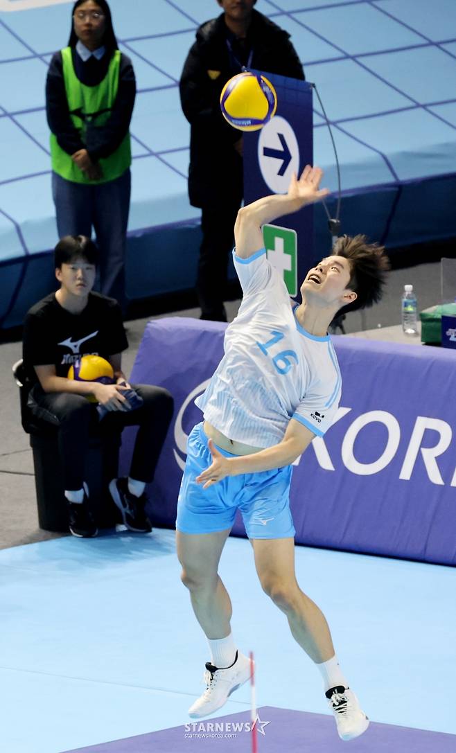 대한항공 정한용이 25일 인천 계양체육관에서 열린 2025-2026 진에어 V리그 대한항공과 KB손해보험과의 경기에서 스파이크서브를 시도하고 있다. /사진=강영조 선임기자