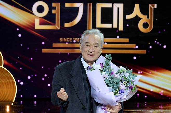 '2024 KBS 연기대상'에서 대상 수상한 배우 이순재 (서울=연합뉴스) 배우 이순재가 KBS 연기대상을 거머쥐었다. KBS 역대 최고령 대상 수상자다.
이순재는 11일 오후 9시 20분부터 12일 새벽까지 방영된 '2024 KBS 연기대상'에서 대상 수상자로 호명됐다.
이순재는 KBS 2TV 드라마 '개소리'에서 개의 목소리를 듣게 된 원로 배우를 연기했다. 드라마는 자체 최고 시청률 4.6%를 기록했다. 2025.1.12 photo@yna.co.kr