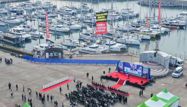 지난 24일 오전 부산 해운대구 수영만 요트경기장 광장에서 수영만 요트경기장 재개발 민간투자사업 착공식이 열렸다. 시공사(현대산업개발)와 시행사(아이파크마리나)는 안전 문제를 이유로 요트경기장 공사 기간 선석 존치 불가능 입장에 반발하는 선주들이 설치한 항의 현수막. 김종진 기자 kjj1761@