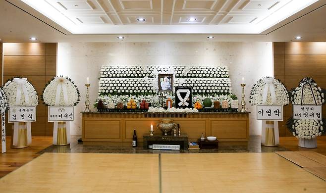 26일 서울 송파구 풍납동 서울아산병원 장례식장에 마련된 배우 이순재의 빈소에 금관문화훈장이 놓여져 있다. 정부는 지난 25일 고인에게 금관문화훈장(1등급)을 추서했다. 문화훈장은 문화예술 발전과 국민 문화 향유에 기여한 공적이 뚜렷한 자에게 수여하는 훈장이다. 2025.11.26. 사진 | 사진공동취재단