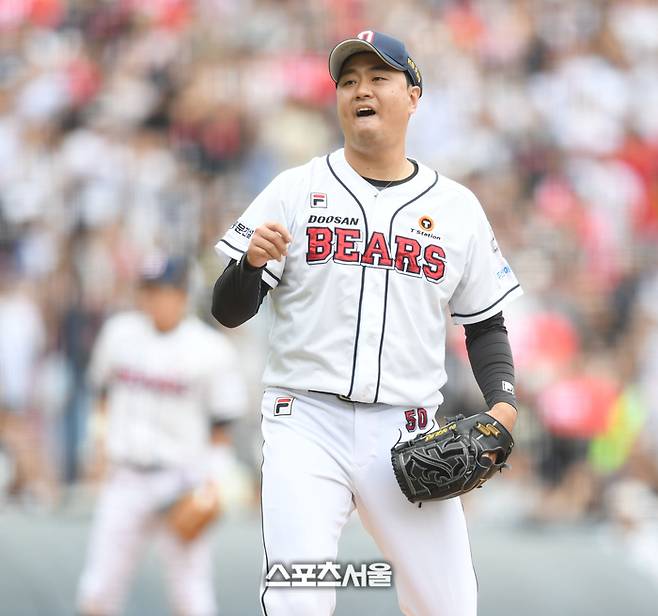 두산 이영하가 3일 잠실야구장에서 열린 2024 KBO 포스트시즌 와일드카드 결정 2차전 KT와 경기 5회초 2사1,2루 상대 심우준에 볼넷을 허용한 후 아쉬워하고 있다. 잠실 | 최승섭기자 thunder@sportsseoul.com