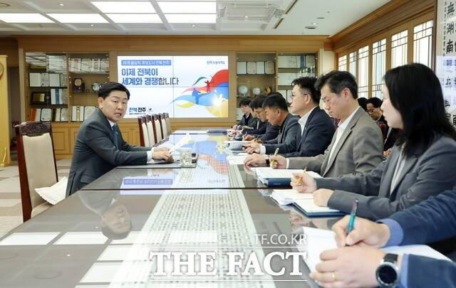 26일 오후 전북도청 도지사 접견실에서 김관영 전북도지사 주재로 내년도 국가예산 확보 관련 긴급 전략회의가 열리고 있다. /전북도