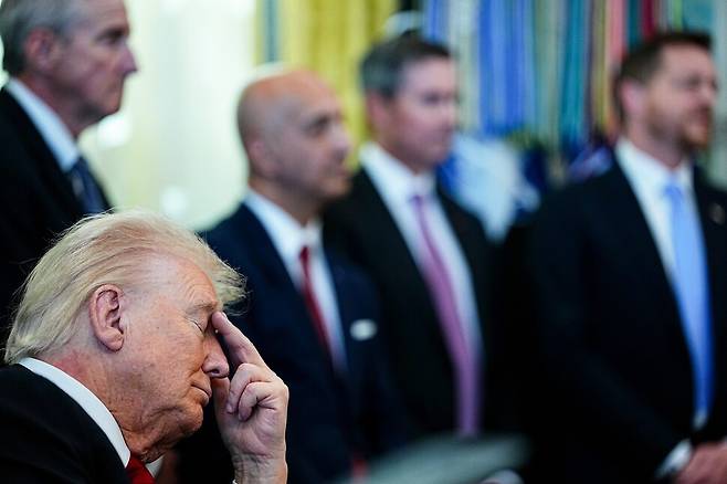 6일(현지시각) 백악관 대통령 집무실에서 열린 공식행사에서 조는 모습을 보인 트럼프 대통령. EPA 연합뉴스