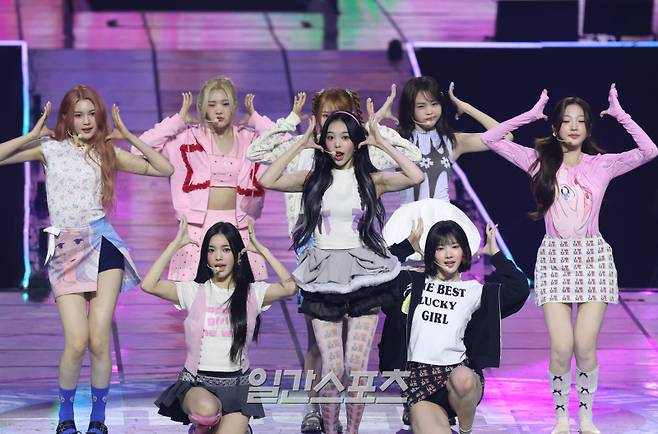 문화체육관광부 주최, 한국국제문화교류진흥원이 주관하는 '2025 마이케이 페스타(MyK FESTA)' K팝 콘서트가 19일 오후 서울 송파구 KSPO DOME에서 열렸다. 그룹 하츠투하츠가 멋진 무대를 꾸미고 있다. 서병수 기자 qudtn@edaily.co.kr /2025.06.19/