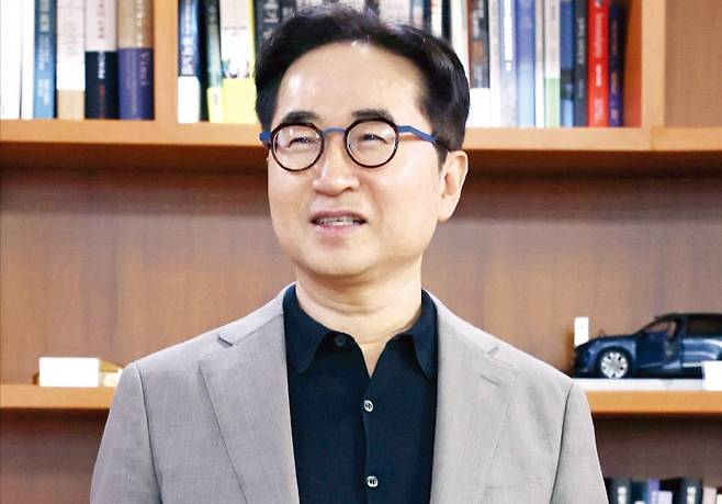< 공대 중요성 강조한 장덕현 > 장덕현 삼성전기 최고경영자(CEO·사장)가 삼성전기 수원사업장에서 한국경제신문과 인터뷰를 하고 있다. 홍용택 서울대 전기정보공학부 학부장도 대화에 참여했다. 장 사장 앞에 놓인 상자는 그가 삼성전자에서 삼성전기로 옮길 때 전자 직원들이 선물로 준 장 사장 사무실 모형이다. 김범준 기자