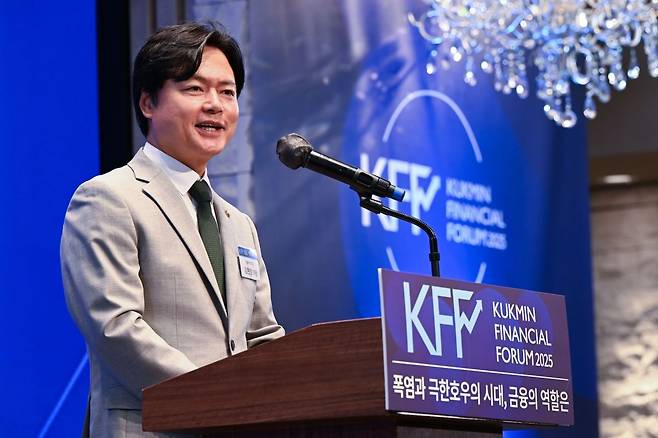 김현정 더불어민주당 의원이 국민금융포럼에 참석해 축사를 하고 있다. 국민일보DB