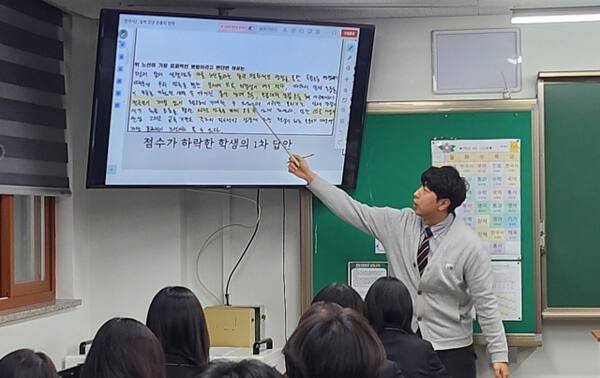 화성 봉담고에서 진행된 AI 서·논술형 평가 관련 성과 나눔 모습. 박화선기자