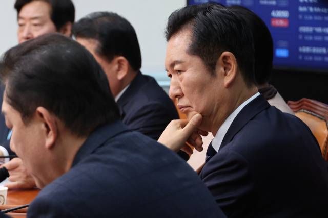 ▲더불어민주당 정청래 대표가 26일 서울 여의도 국회에서 열린 최고위원회의에서 김병기 원내대표의 발언을 듣고 있다. ⓒ연합뉴스