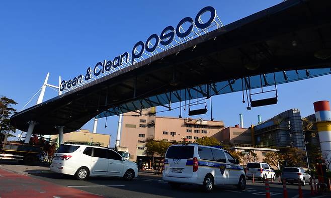 26일 경북경찰청 중대재해수사팀과 국립과학수사과학원들이 탄 차량이 근로자 유독가스 흡입사고가 발생한 포항제철소로 합동감식을 위해 들어서고 있다. 뉴스1