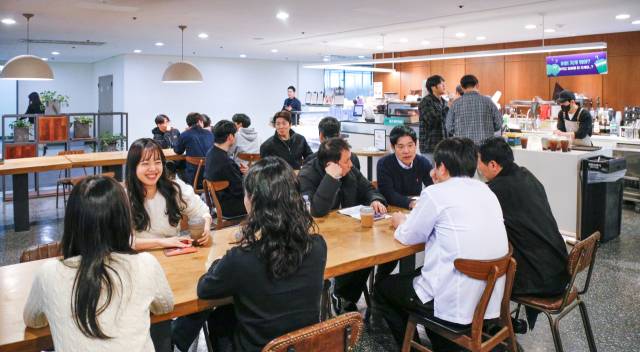 현대그린푸드가 운영 중인 사내카페에서 고객사 직원들이 음료와 디저트를 즐기고 있다. 사진 제공=현대그린푸드