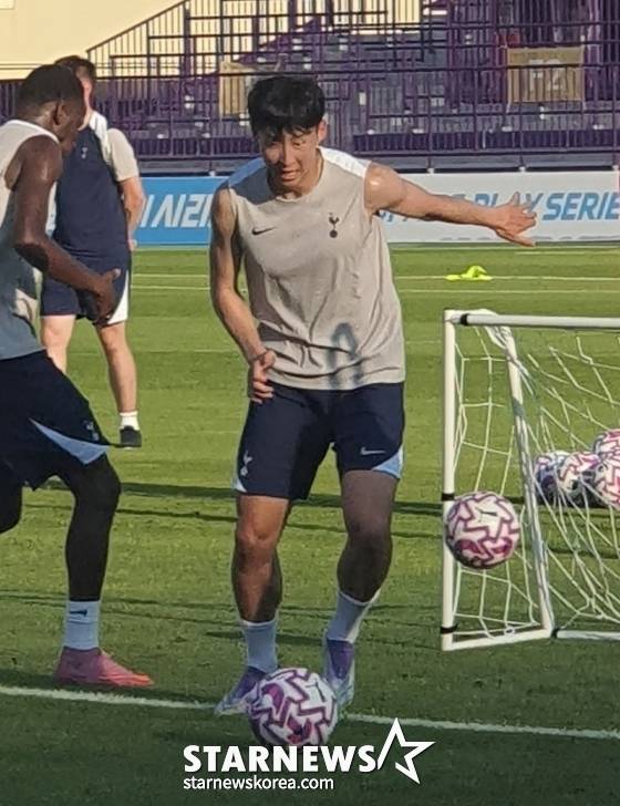 손흥민이 지난 8월 2일 오후 안양시 동안구 안양종합운동장에서 열린 토트넘 오픈 트레이닝에서 훈련을 소화하고 있다. /사진=박재호 기자