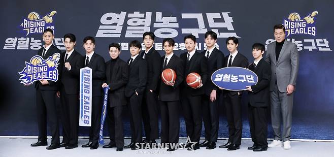 서현석 PD, 모델 이대희, 가수 손태진, 방송인 박찬웅, 배우 오승훈, 박은석, 농구 선수 김택, 가수 민호, 정진운, 배우 문수인, NCT 쟈니, 방송인 정규민, 서장훈이 26일 서울 양천구 목동 SBS에서 진행된 예능 '열혈농구단' 제작발표회에 참석해 포즈를 취하고 있다. /2025.11.26 /사진=김휘선 hwijpg@