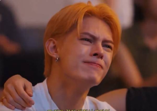 코르티스 100일 기념 위버스 라이브 장면