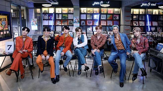 방탄소년단의 2020년 타이니 데스크 홈 콘서트 공연장면