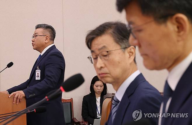 질의 듣는 유병호 감사위원 (서울=연합뉴스) 박동주 기자 = 유병호 감사위원이 16일 서울 여의도 국회에서 열린 감사원 등에 대한 법제사법위원회 국정감사에서 의원 질의를 듣고 있다. 오른쪽은 최재해 감사원장과 정상우 감사원 사무총장. 2025.10.16 pdj6635@yna.co.kr