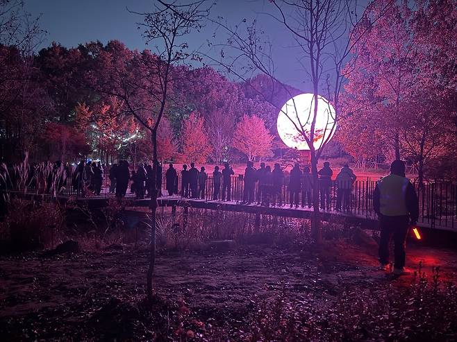 루미나래 도화몽 테마파크를 찾은 입장객들이 야간 콘텐츠 달밤을 관람하고 있다. <부천시 제공>