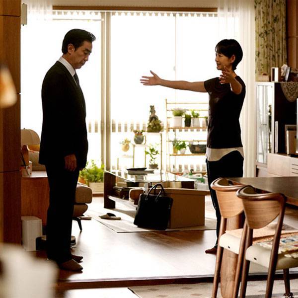 명세빈이 퇴직한 남편(류승룡)을 위로하고 있다. 사진=JTBC 드라마 '서울 자가에 대기업 다니는 김 부장 이야기' 캡처