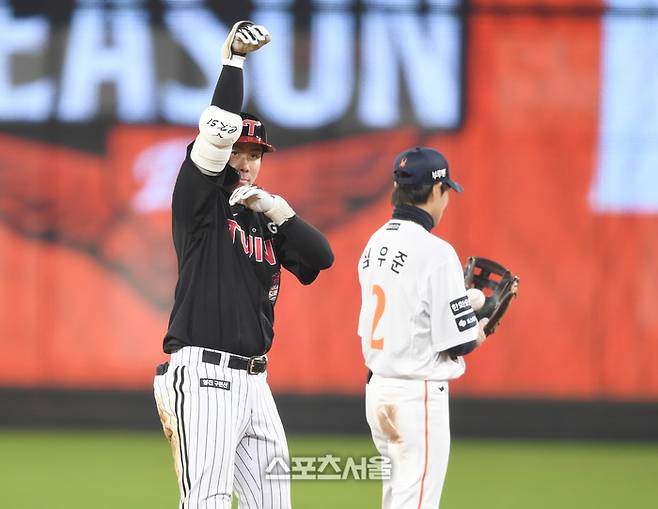 LG 홍창기가 29일 대전 한화생명볼파크에서 열린 2025 KBO 포스트시즌 한국시리즈 3차전 한화와 경기 8회초 1사 2루타를 친 후 세리머니를 하고 있다. 대전 | 최승섭기자 thunder@sportsseoul.com