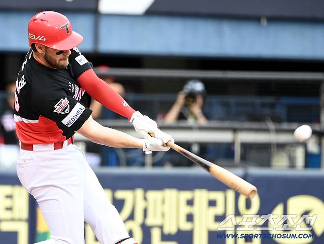 13일 잠실야구장에서 열린 KIA와 LG의 경기, 2회초 KIA 위즈덤이 선제 솔로홈런을 치고 있다. 잠실=허상욱 기자wook@sportschosun.com/2025.09.13/