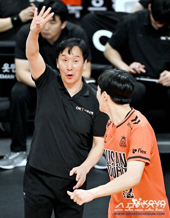 OK저축은행 신영철 감독이 작전지시를 하고 있다. 사진제공=KOVO
