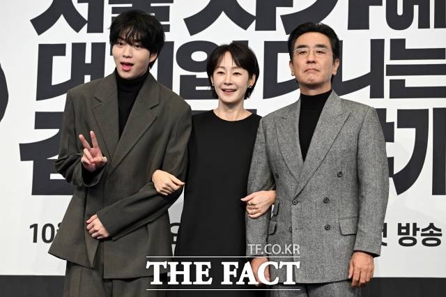 명세빈(가운데)이 류승룡 차강윤과 지난 10월 22일 오후 서울 구로구 더 링크 호텔에서 열린 JTBC 토일드라마 '서울 자가에 대기업 다니는 김 부장 이야기' 제작발표회에 참석해 포즈를 취하고 있다. /더팩트 DB