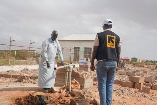 2025년 4월, 소말리아 무두그(Mudug) 지역에서 국제구조위원회가 가뭄 피해 지역에 제공될 식수 시설을 테스트하고 있는 모습. 국제구조위원회