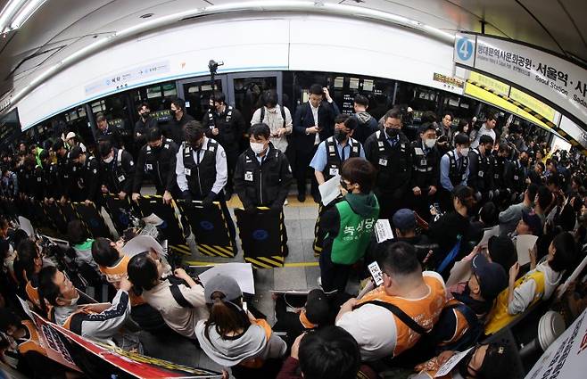 지난 21일 서울 지하철 4호선 혜화역 동대문 방면 승강장에서 열린 제62차 '출근길 지하철 탑니다' 시위에서 전국장애인차별철폐연대(전장연) 회원들이 경찰·서울교통공사 직원 등과 대치하고 있다. 사진=뉴스1