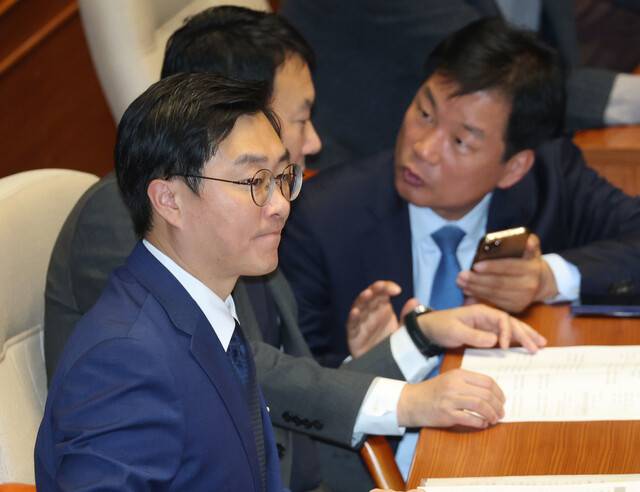 장경태 더불어민주당 의원이 27일 국회 본회의에 출석해 있다. 연합뉴스