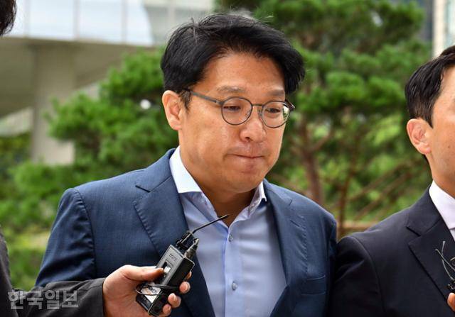 청탁금지법 위반 등 혐의를 받는 김상민 전 검사가 민중기 특별검사팀 소환조사를 받기 위해 9월 9일 서울 종로구 광화문KT웨스트빌딩 특검팀 사무실로 들어서고 있다. 강예진 기자