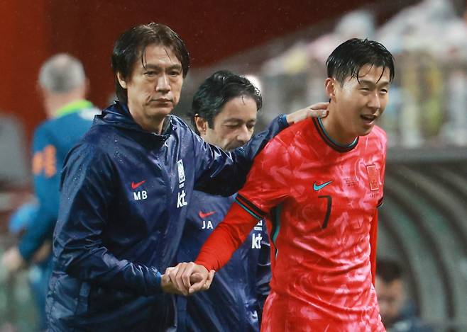 <yonhap photo-5827=""> 손흥민 격려하는 홍명보 감독 (서울=연합뉴스) 신현우 기자 = 10일 서울 마포구 서울월드컵경기장에서 열린 한국과 브라질 축구 대표팀의 친선경기. 홍명보 감독이 손흥민을 격려하고 있다. 2025.10.10 nowwego@yna.co.kr/2025-10-10 21:38:20/ <저작권자 ⓒ 1980-2025 ㈜연합뉴스. 무단 전재 재배포 금지, AI 학습 및 활용 금지></yonhap>