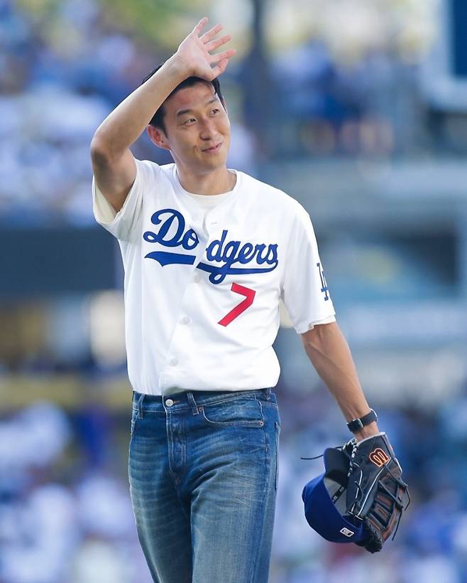 LAFC 손흥민이 8월 28일 다저스타디움에서 열린 다저스와 신시내티의 2025 MLB 정규리그 경기를 앞두고 시구자로 나선 뒤 팬들에게 인사하고 있다. 사진=MLB SNS
