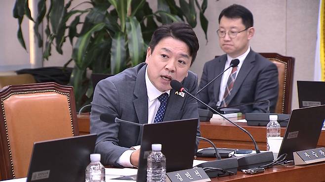 국방위원회 전체회의에서 질의하는 더불어민주당 부승찬 의원