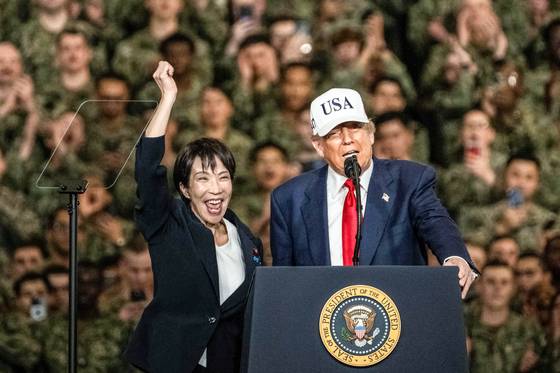 지난달 28일 일본 요코스카 미 해군기지에 정박한 조지 워싱턴함에서 도널드 트럼프 미국 대통령의 소개로 다카이치 사나에 일본 총리가 손을 번쩍 들어보이고 있다. AFP=연합뉴스