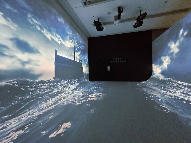An immersive media installation at the entrance to the exhibition "The Great Admiral Yi Sun-sin" at the National Museum of Korea (Park Yuna/The Korea Herald)