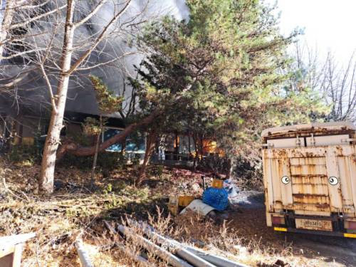 28일 오후 2시01분께 정선군 정선읍 봉양리 일원의 주택 옆 창고에서 원인을 알 수 없는 불이 나 출동한 소방대에 의해 40분만에 꺼졌다.<사진=정선소방서 제공>