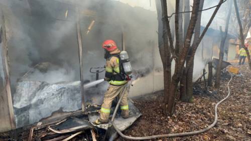 28일 오후 2시01분께 정선군 정선읍 봉양리 일원의 주택 옆 창고에서 원인을 알 수 없는 불이 나 출동한 소방대에 의해 3시간 10분여만에 진화됐다. <사진=정선소방서 제공>