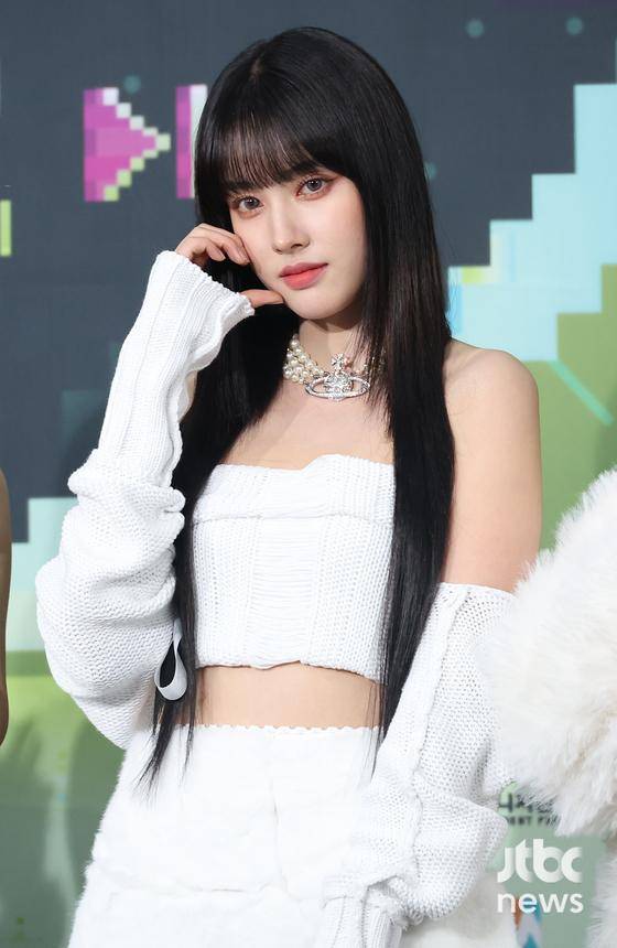 그룹 스테이씨(수민, 시은, 아이사, 세은, 윤, 재이)가 16일 오후 서울 잠실 실내체육관에서 열린 KBS 가요대축제 레드카펫 행사에 참석해 포즈를 취하고 있다. 박세완 엔터뉴스팀 기자 park.sewan@jtbc.co.kr (콘텐트비즈니스본부)